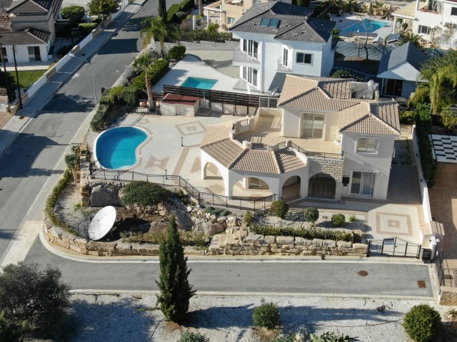 Seacaves Villa – For Sale – R0400